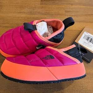 The North Face Youth ThermoBall Traction Mule II Fuchsia Pink/Coral